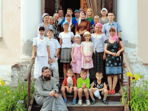 Батюшка с учениками и педагогами воскресной школы